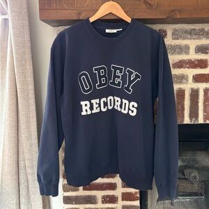 OBEY navy sweatshirt, large
GREAT condition and very cozy.